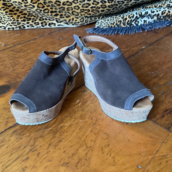 Barneys New York chocolate suede wedges size 7 - Picture 9 of 10